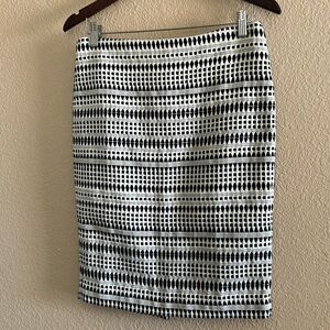 Ann Taylor Loft size 4 black and white dot line pencil skirt